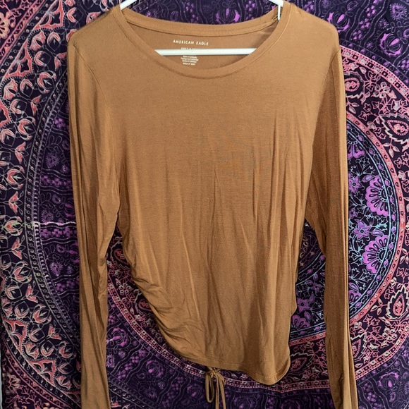 American Eagle Outfitters Top with Cutout in the Back - Picture 1 of 4